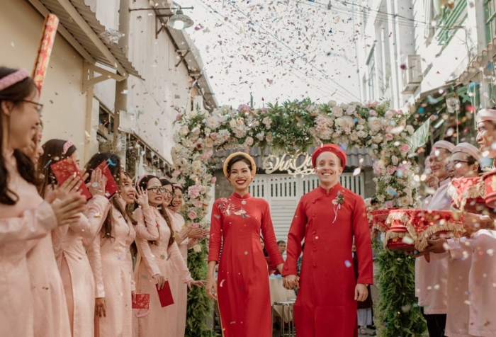 Les mariés choisissent de porter Áo Dài lors de leur mariage